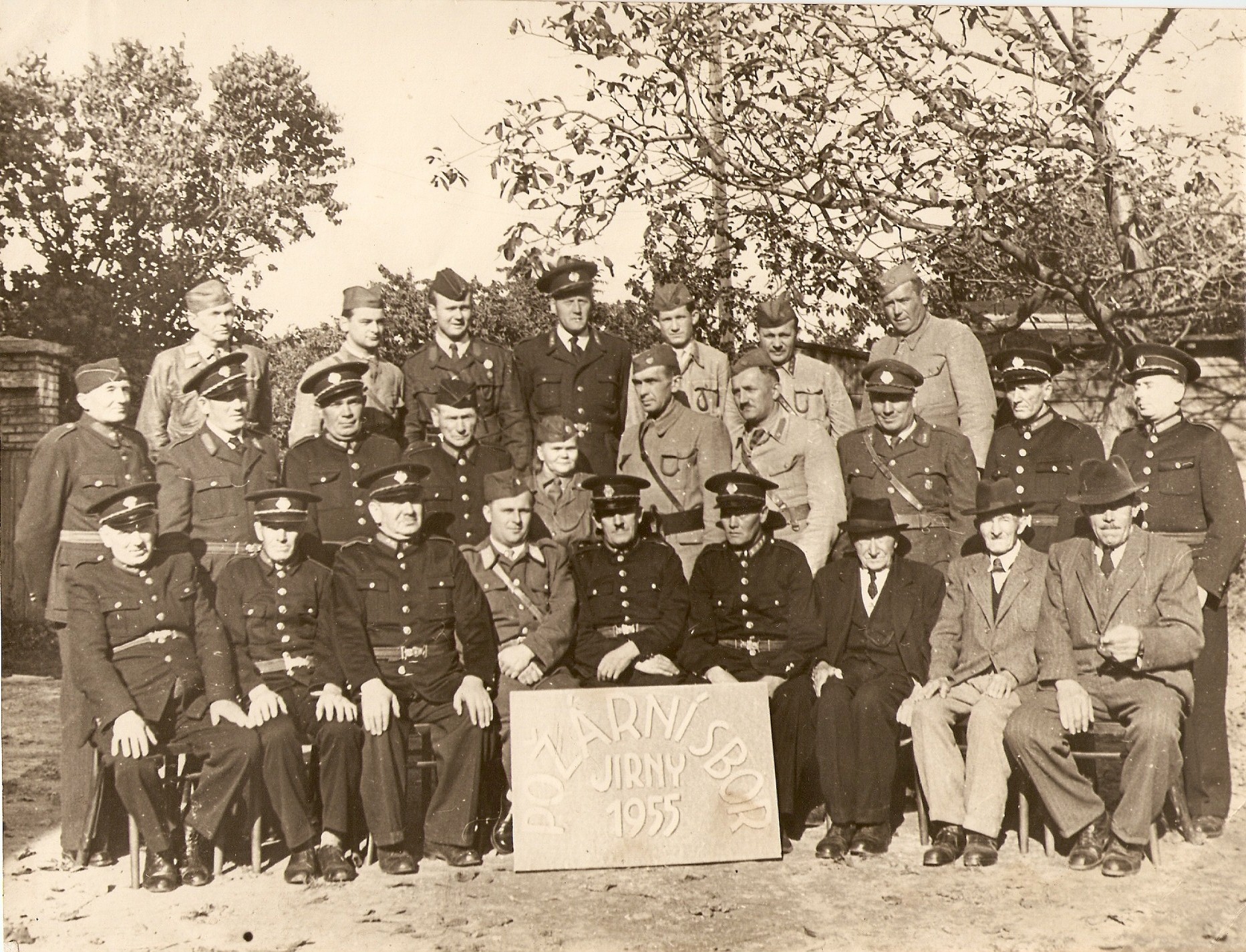 Fotografie jirenského sboru u příležitosti 75. výročí založení sboru
